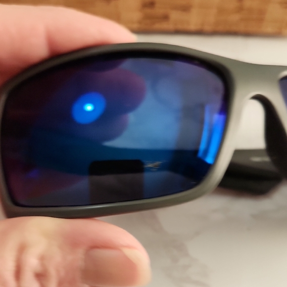 Costa Gray Frame Sunglasses with Blue Lenses Scratch On Both Lenses - Picture 5 of 10